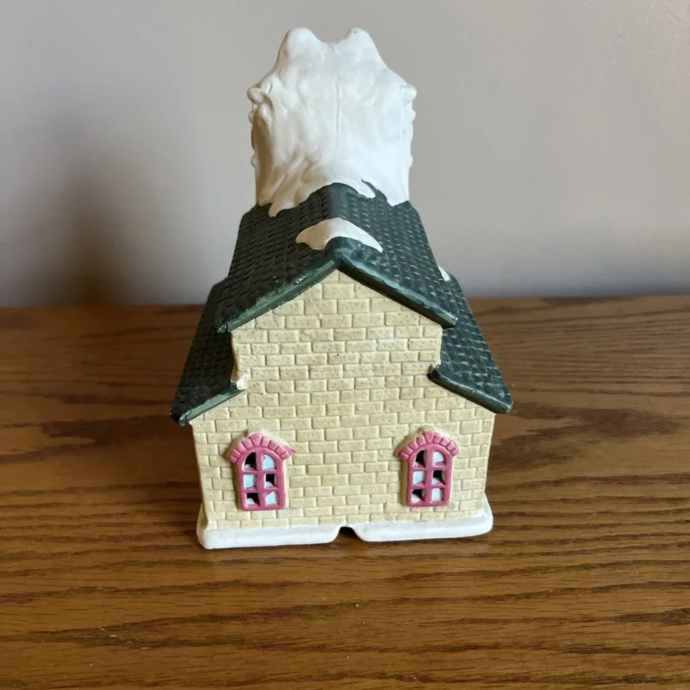 Heartland Valley Village‎ School / Schoolhouse Lighted Christmas House Porcelain